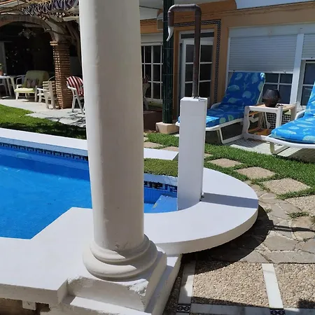 Spacious House With Private Pool Near *