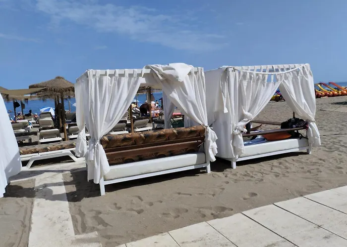 Spacious House With Private Pool Near *