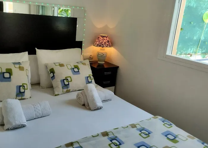 Spacious House With Private Pool Near בית נופש