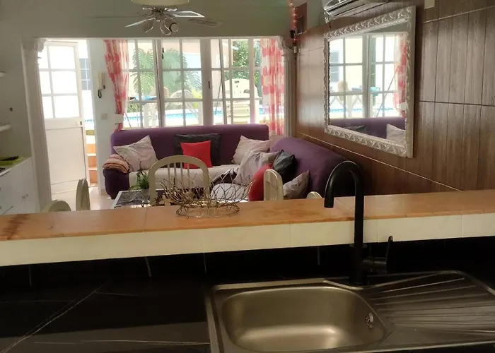 בית נופש Spacious House With Private Pool Near