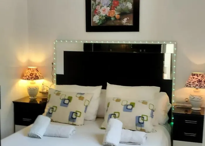 Spacious House With Private Pool Near בית נופש פואנגירולה