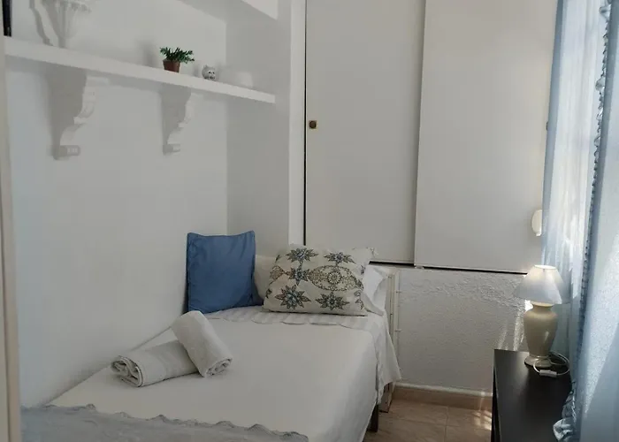 Spacious House With Private Pool Near פואנגירולה