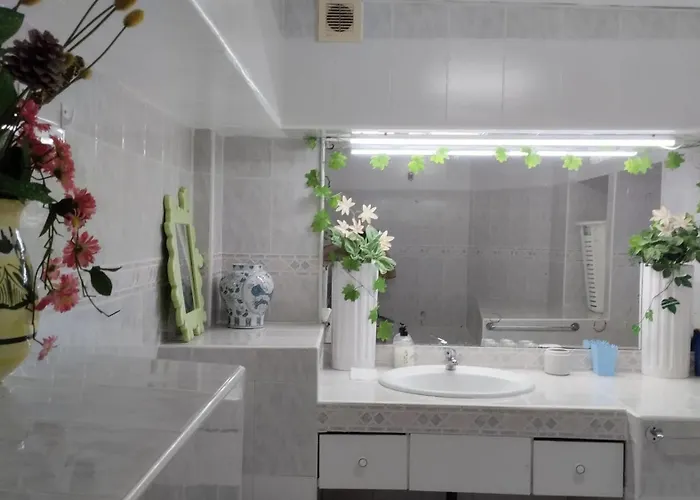 Spacious House With Private Pool Near פואנגירולה