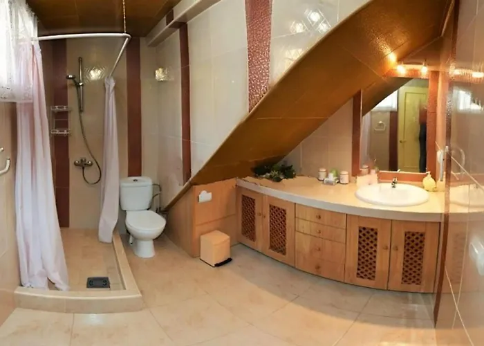 Spacious House With Private Pool Near