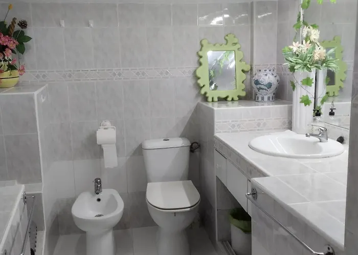 Spacious House With Private Pool Near בית נופש