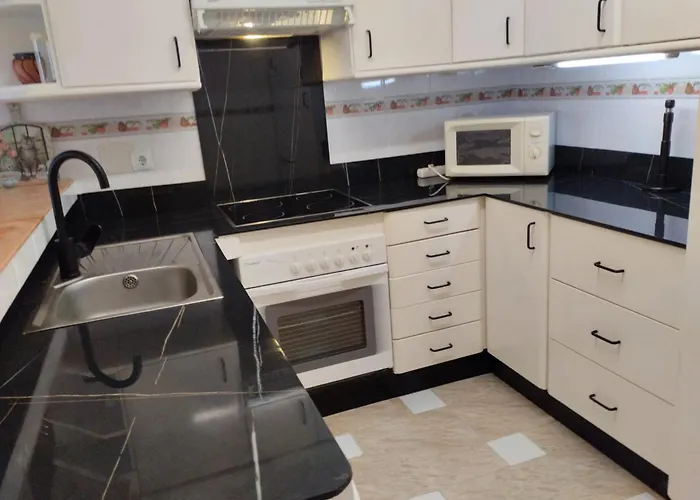 Spacious House With Private Pool Near בית נופש פואנגירולה