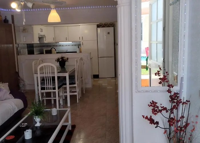 Spacious House With Private Pool Near בית נופש *