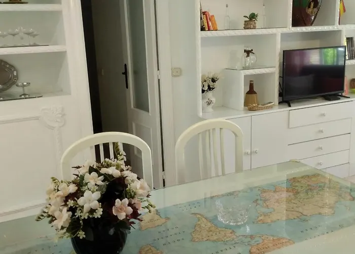 Spacious House With Private Pool Near *