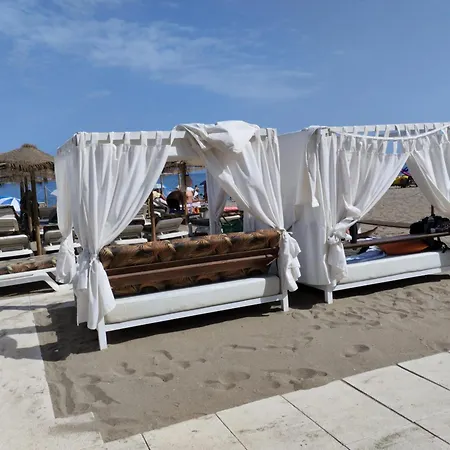 Spacious House With Private Pool Near *