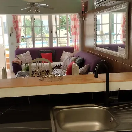 Hébergement de vacances Spacious House With Private Pool Near