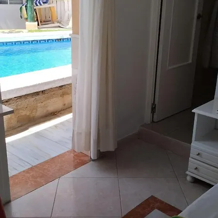 בית נופש Spacious House With Private Pool Near פואנגירולה