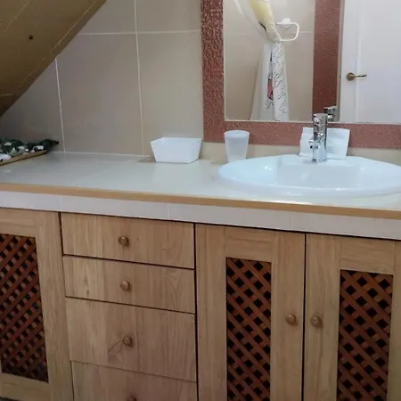 Spacious House With Private Pool Near בית נופש