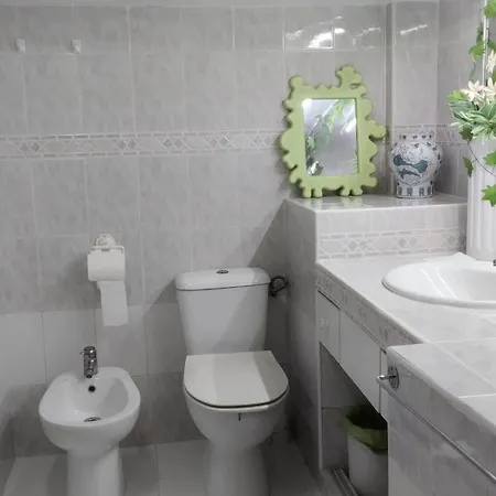 Spacious House With Private Pool Near בית נופש