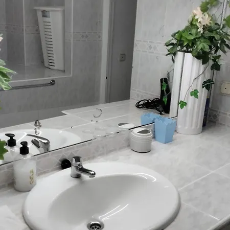 Hébergement de vacances Spacious House With Private Pool Near