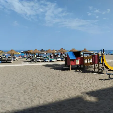 Hébergement de vacances Spacious House With Private Pool Near *