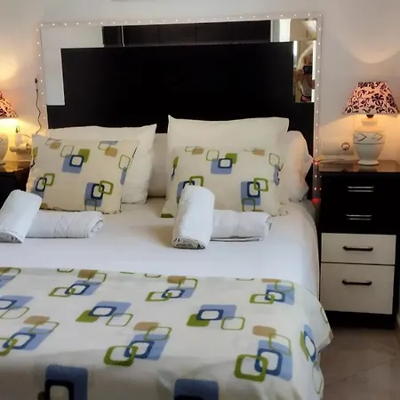 Spacious House With Private Pool Near *