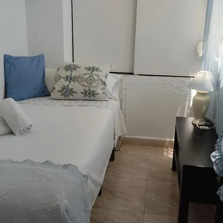 Hébergement de vacances Spacious House With Private Pool Near