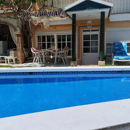 Spacious House With Private Pool Near בית נופש