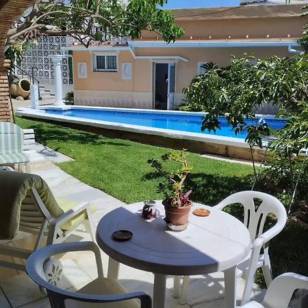 Hébergement de vacances Spacious House With Private Pool Near