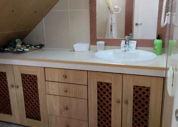 Spacious House With Private Pool Near Hébergement de vacances