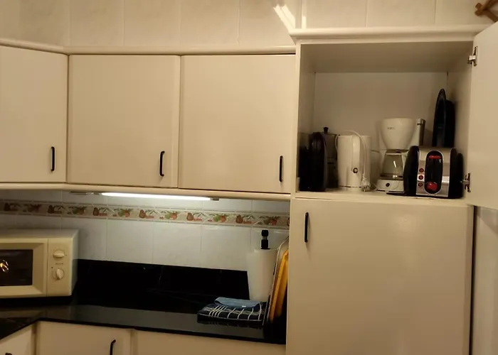 Spacious House With Private Pool Near *