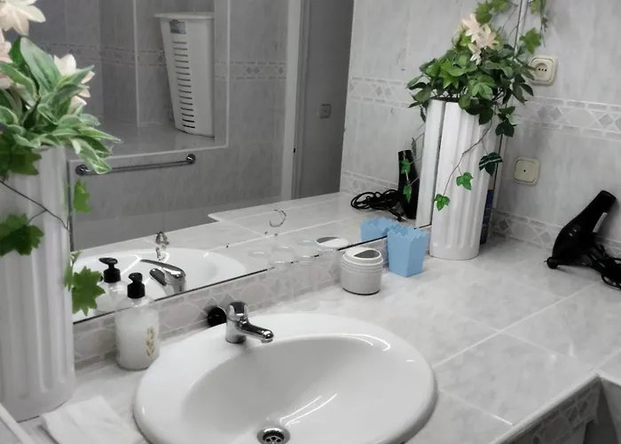 Hébergement de vacances Spacious House With Private Pool Near