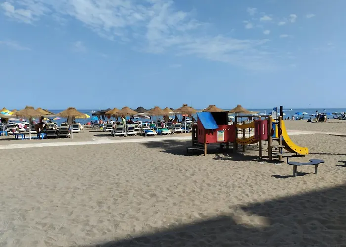 Hébergement de vacances Spacious House With Private Pool Near *