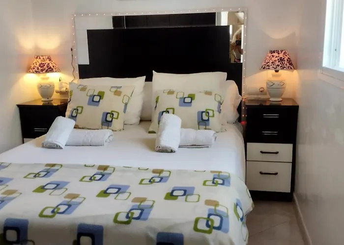 Spacious House With Private Pool Near *