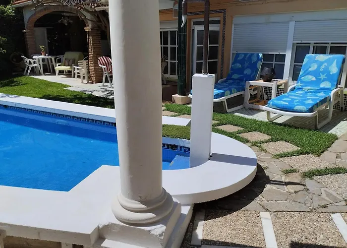 Spacious House With Private Pool Near *