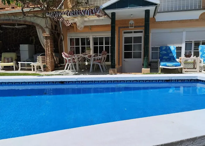 Spacious House With Private Pool Near Hébergement de vacances