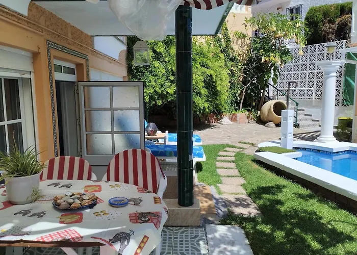 Spacious House With Private Pool Near *