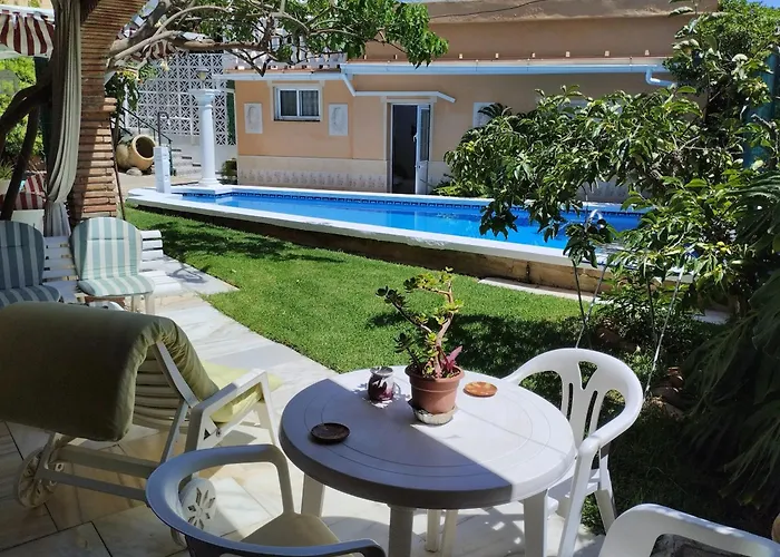 Сasa de vacaciones Spacious House With Private Pool Near