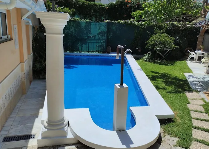 Hébergement de vacances Spacious House With Private Pool Near *